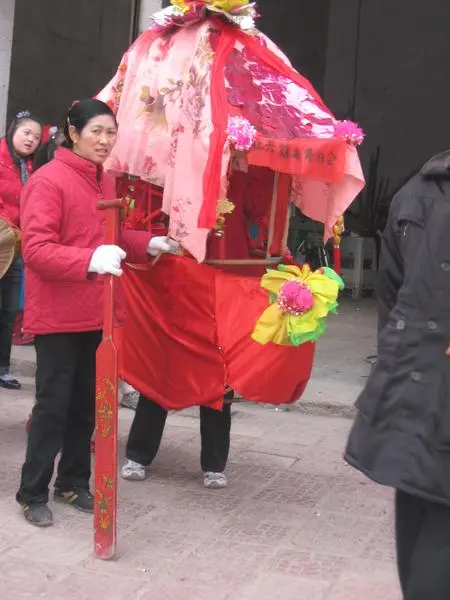 名牌给大家拜年啰:特献上家乡习俗"玩花船"一段,看了要给红包哟╮