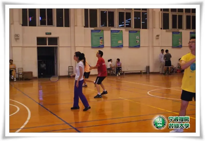 七嫂打球跟小紫一样,打着打着就喜欢把鞋子脱了,赤脚打球!