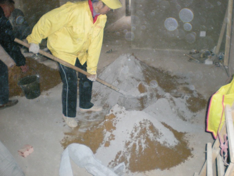 劳亚尔在金色交响水韵17幢的防水施工图 接着搅拌防水砂浆劳亚尔:水泥