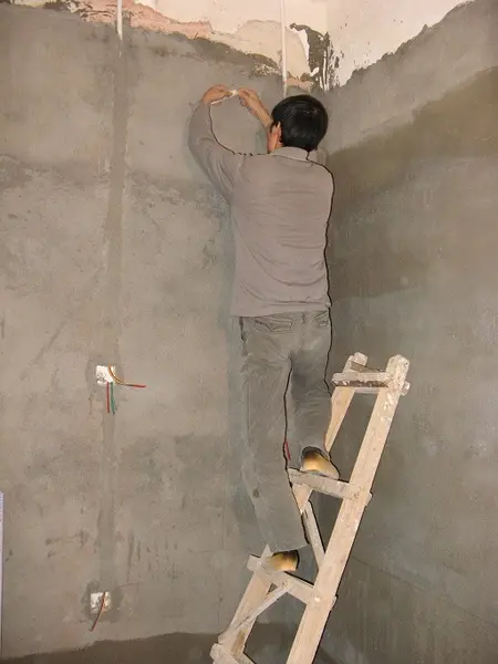 这时也找到了水平线,弹线——这时就知道第一片砖的位置了