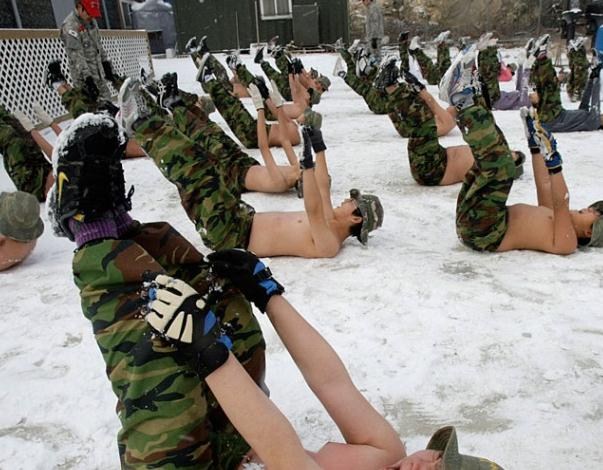 看韩国中小学生赤膊雪地军训