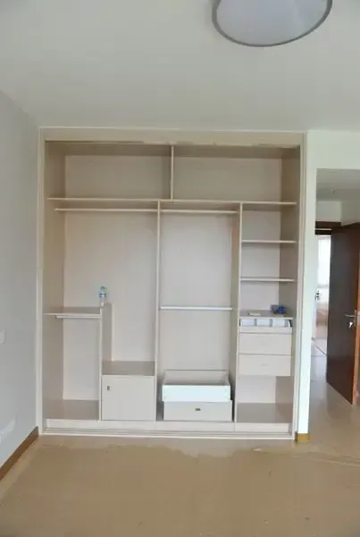 主卧衣柜内部结构 ↑&nbsp;移门待安装