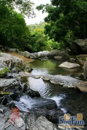 山有多高,水有多长,热带雨林覆盖下的翡翠青山,清泉甘冽,溪水长绵