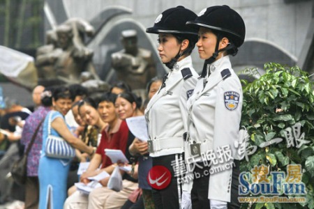 记者随即上街打探发现,重庆女子交巡警今日正式上路,不过并非骑的骏马