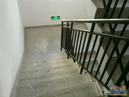 恒大名都和恒大绿洲楼梯间均不贴砖,联合起来,强烈抵制小气奸商.