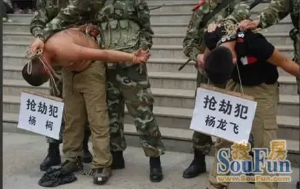抢劫犯被绑游街示众,践踏犯人尊严!古代刑场模式"回归