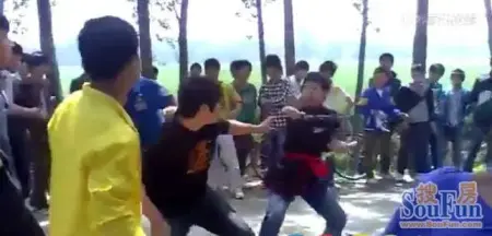实拍中学生持械打群架